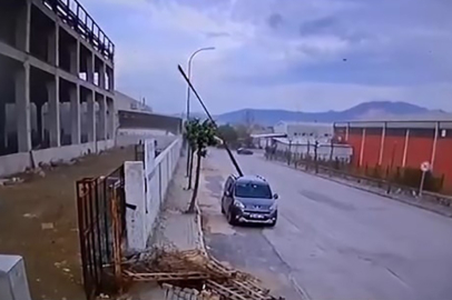 Lodosun uçurduğu dev çelik parçası arabaya ok gibi saplandı