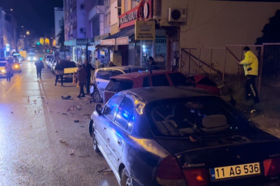 3 otomobile çarptı, olay yerinden yaya olarak kaçtı