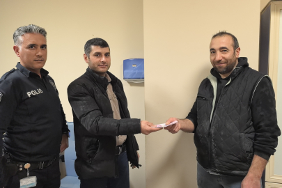 ATM'de unutulan parayı polise teslim etti