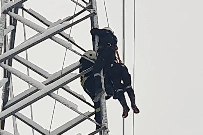 Arıza için çıktığı elektrik direğinde hayatını kaybetti