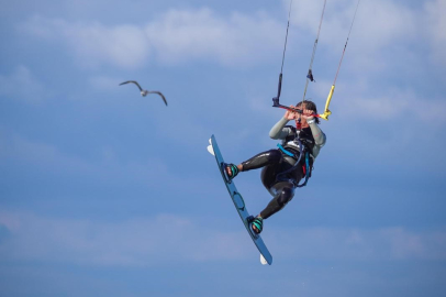 Mudanya'da rüzgar ve dalgalarla kiteboarding keyfi