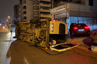 Otomobilin çarptığı servis minibüsü devrildi