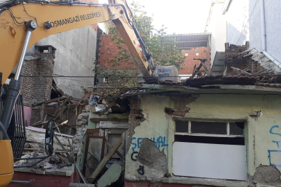 Osmangazi'de tehlike saçan bir metruk bina daha yıkıldı
