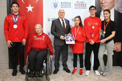 Şampiyon sporcular Başkan Mustafa Bozbey’i ziyaret etti