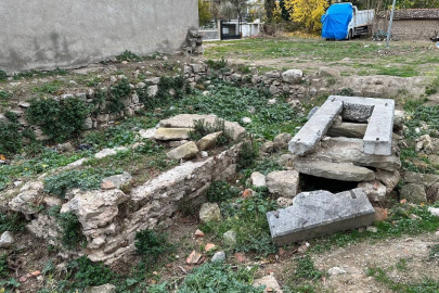 İznik'te tarihi mezarların hali yürek burkuyor