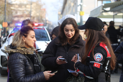 Kadınları tek tek durdurup KADES uygulamasını yüklettiler