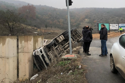 İnegöl'de kaza yapan tır şarampole devrildi