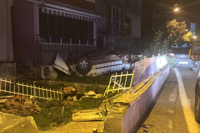 Kontrolden çıkan araç sitenin duvarına çarpıp takla attı