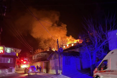 Keles'te ahşap yangınında mahsur kalan 2 kişi kurtarıldı