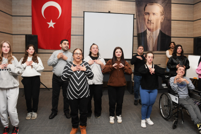 Öğrenciler, engelli bireyler ile ortak gösteri yaptı