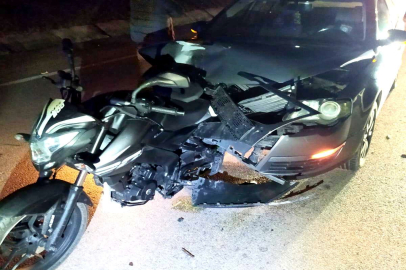 Karacabey'de otomobil motosiklete arkadan çarptı