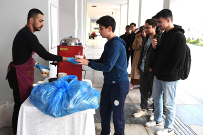 Osmangazi’den kütüphaneye gelen öğrencilere çorba ikramı