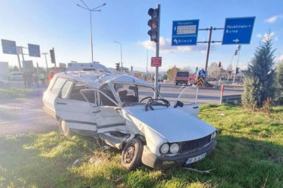 Trafik lambalarına çarpan araçta can verdi