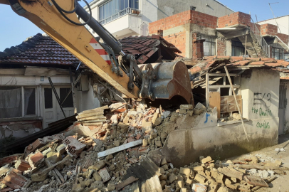 Tehlike arz eden metruk binalar yıkılıyor