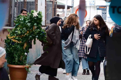 Hareketli yılbaşı ağacı hem korkuttu, hem gülümsetti
