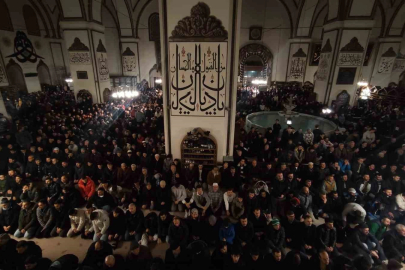 Yılın ilk sabah namazında binlerce vatandaş Ulucami’ye akın etti
