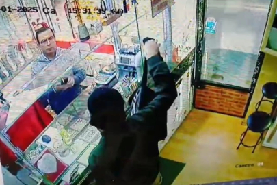 Oyuncak silahla soyguna kalkışınca, kuyumcudan bir araba dayak yedi