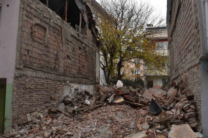 Gemlik'te metruk binalar bir bir yıkılıyor