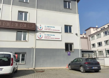 Aile hekimi, memurla yumruk yumruğa kavga etti