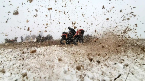 ATV tutkunlarının karda zorlu mücadelesi