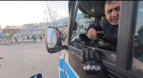 ’Lan’ kelimesini  duyunca el frenini çekip kavgaya tutuştu
