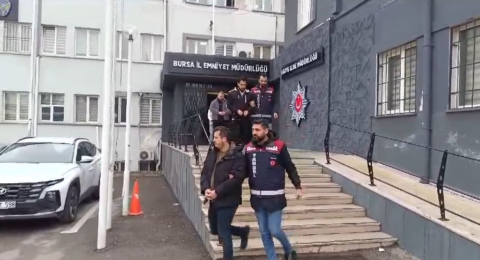 Kendilerini banka çalışanı olarak tanıtıp, 18 kişiden 2.5 milyon lira dolandırdılar