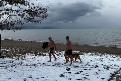 Eksi 3 derecede İznik Gölü’ne girdiler