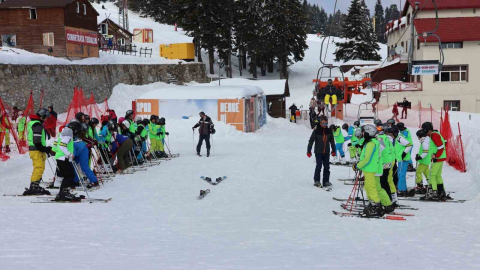 Uludağ’da öğrencilerin kayak heyecanı