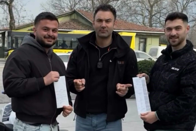 Kendisini yakalayan polisle hatıra fotoğrafı çektirdi