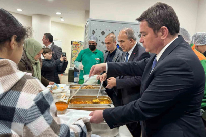 Başkan Aydın vatandaşlara iftar yemeği dağıttı