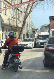 Aracı yola bırakıp gitti, metrelerce araç trafiği oluştu