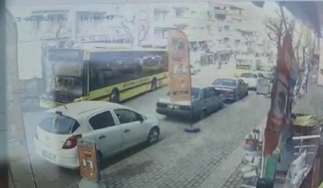 Belediye otobüsü 4 araca böyle çarptı