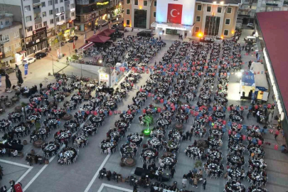 Binlerce kişi, aynı sofra etrafında buluştu