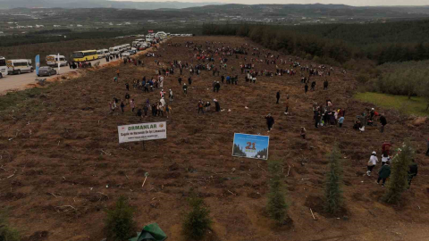 Minik elleriyle fidanları toprakla buluşturdular