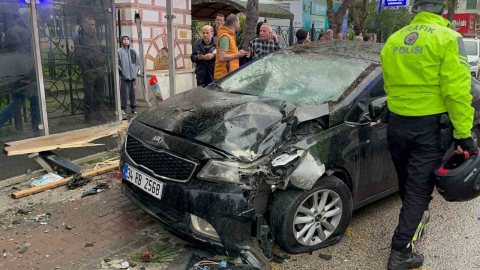 İftar saati otomobil otobüs durağına daldı: 2’si ağır 6 yaralı