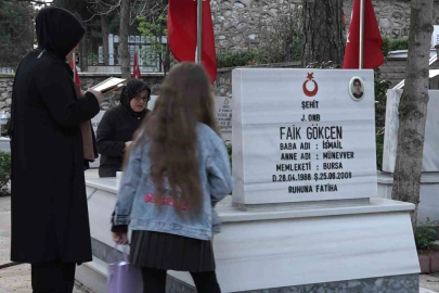 İlk bayram ziyareti şehitliğe oldu