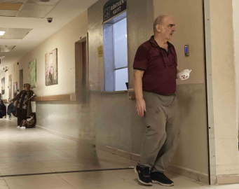 Odun keserken az daha elinden oluyordu