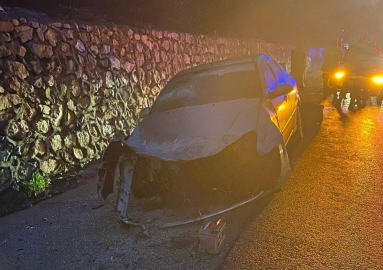 Kontrolden çıkan otomobil bariyere çarptı: 3 kişi yaralandı