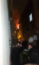 Binanın çatı katı alevlere teslim oldu