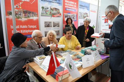 Şenal Sarıhan ve Zeki Sarıhan’a kitapseverlerden yoğun ilgi
