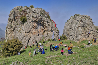 Minik dağcılar 23 Nisan'ı zirvede kutladı