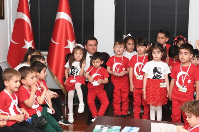 Minik öğrencilerden Başkan Aydın’a 23 Nisan ziyareti
