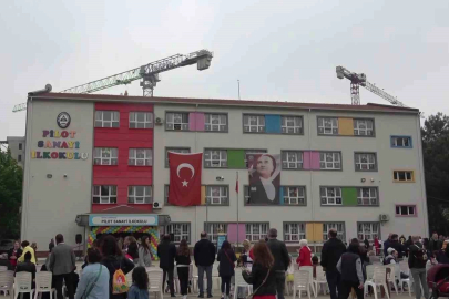 Toz, toprak ve vinçlerin arasında 2 yıldır zorlukla devam eden eğitim..