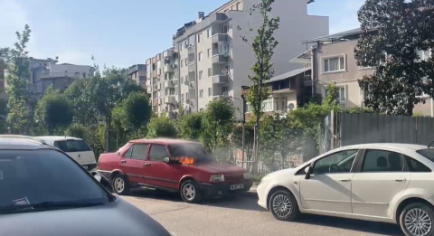 Park halindeki otomobil alev alev yandı