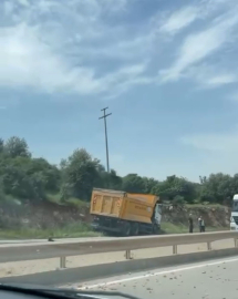 Kontrolden çıkan kamyon bariyerleri aşıp karşı yöne daldı