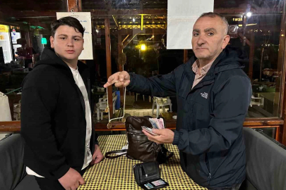 Helal olsun bu esnafa. Altın dolu çantayı sahibine teslim etti