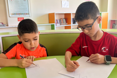 Minik eller renkli hayaller çizdi