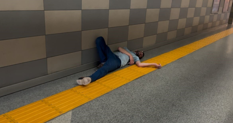 Metro istasyonunda sızıp kaldı;" Ben neredeyim, bırakın yatayım" dedi