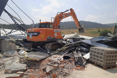 Kayapa’da kaçak fabrika yıkıldı