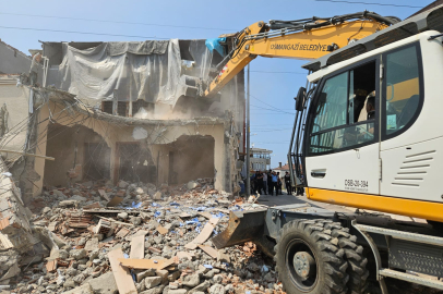 Osmangazi'de iki katlı kaçak bina yıkıldı